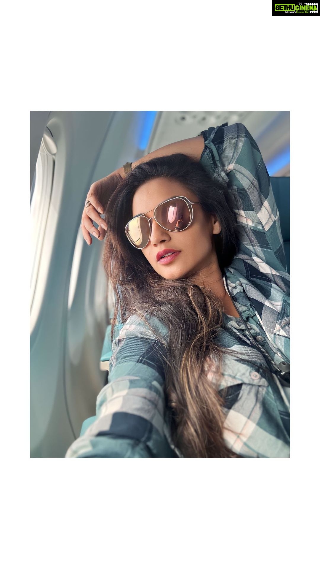 Rati Pandey Instagram - Swagat nahi karoge Humara? Back to the bay…ammmcchhhiii Mumbai . . . #sendinglove #backtothebay #monsoons #ratipandey #ratipandeyreels #instareels