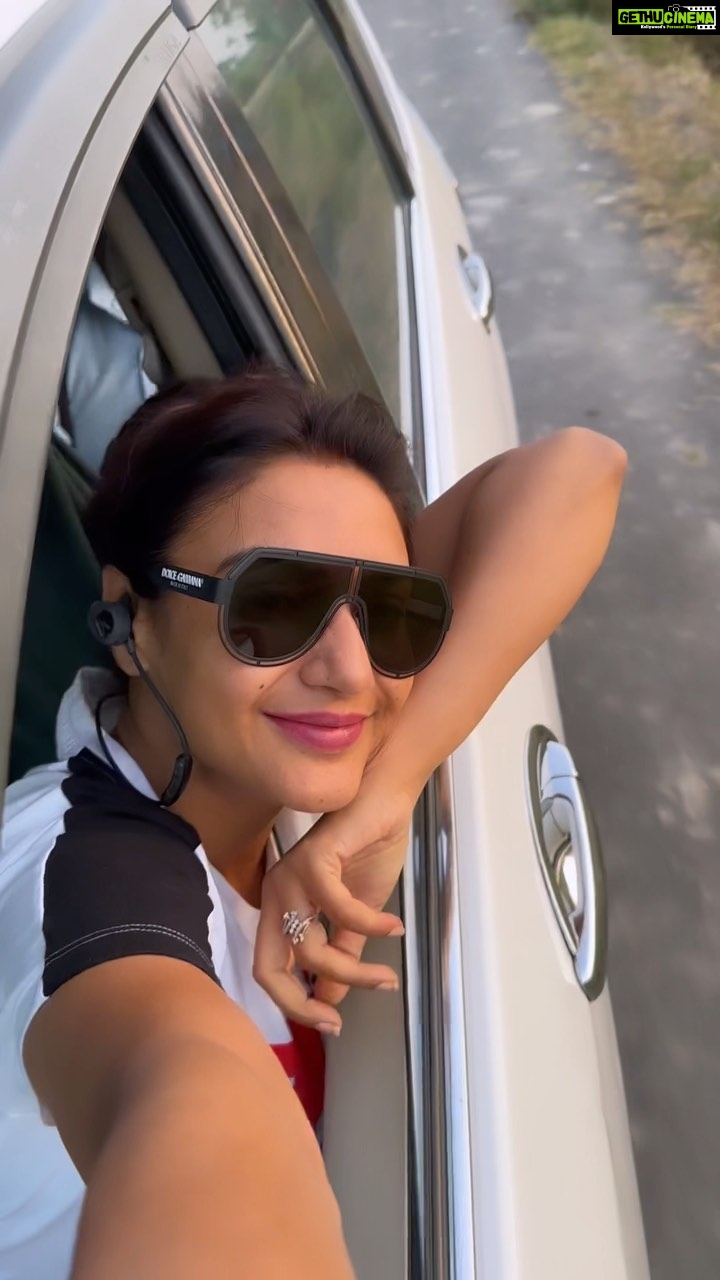Rati Pandey Instagram - Gadi hakan de ❤️ #Azamgarh . . . #azamgarh #shootmode #somethinginterestingcomingup #ratipandeyreels #instareels #ratipandey