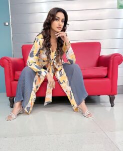 Rati Pandey Instagram - I see red,,,,,, what do you see?
.
.
👗@lablesimrankatyal
🧣@stylebyriyajn
💇‍♀️@ranisahu