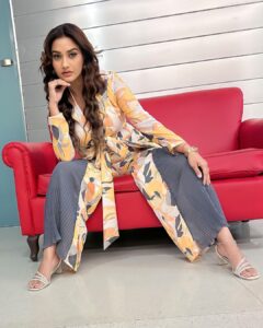 Rati Pandey Instagram - I see red,,,,,, what do you see?
.
.
👗@lablesimrankatyal
🧣@stylebyriyajn
💇‍♀️@ranisahu