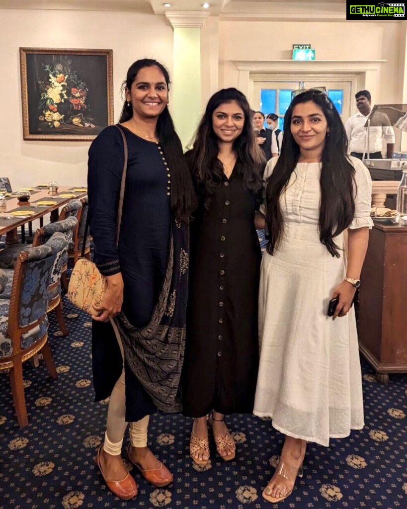 Raveena Ravi Instagram - Lovely catching up with you two! 💙🖤🤍