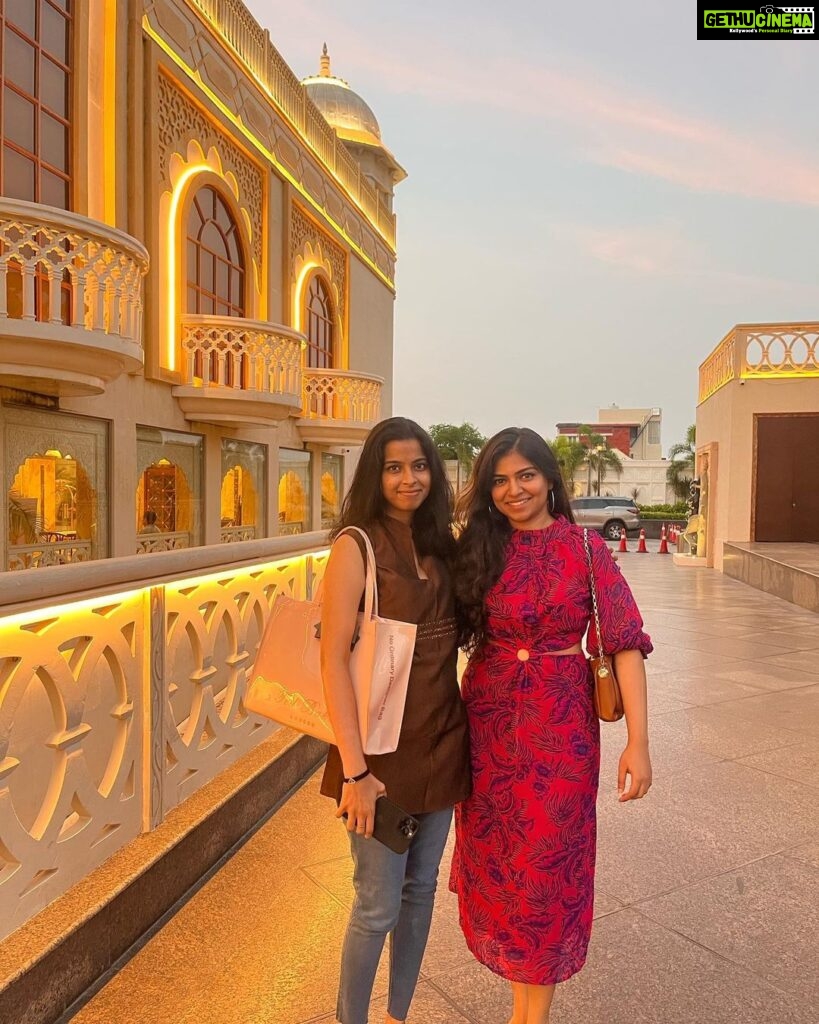 Raveena Ravi Instagram - You go crazy when you are with the best company! #friendsforever ! @shilpaaashok @anugrahaa ❤️🌸 #besties Kaldan Samudhra Palace