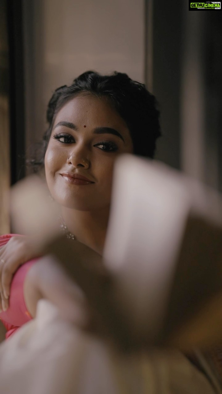 Rebecca Santhosh Instagram - ഒരു മുറി മാത്രം തുറക്കാതെ വെയ്ക്കാം ഞാന് അതിഗൂഢമെന്നുടെ ആരാമത്തില് ✨🪷 . . Shots by : @akshaytomy Edit : @janithmvjani MUH : @brownhue_makeup Saree : @bybbecca Ornaments: @golden_cup_fashion_jewellery Location : @azora.hotels
