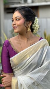 Rebecca Santhosh Instagram - What jhumka?
.
.
Saree : @bybbecca 
MUH : @mishlak_

#WhatJhumka #rockyaurranikipremkahaani