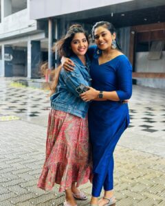 Rebecca Santhosh Instagram - My cutie @rebecca.santhosh 
.
.

#love #frnds #rebecca #anshithaanji #neverending #cute #sisterlove #happy #care #instagood #instadaily