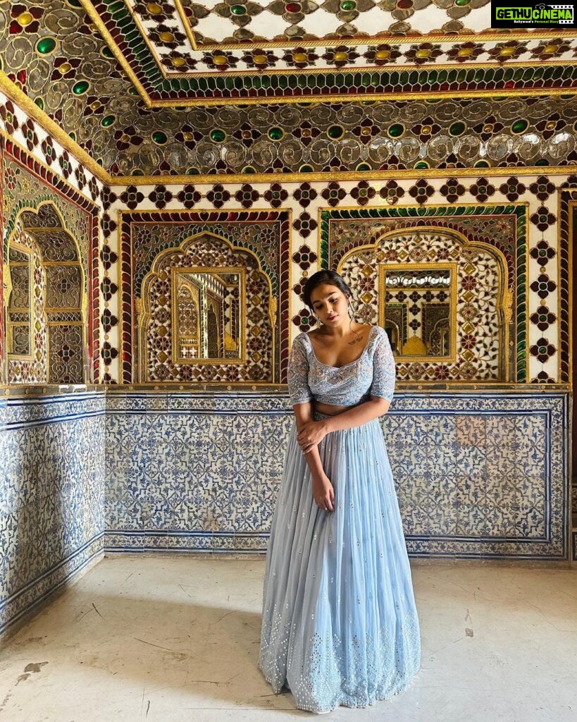 Rebecca Santhosh Instagram - City palace ✨ . . Lehanga : @blushingtone_by_veenavineeth @blushingtone_rentals