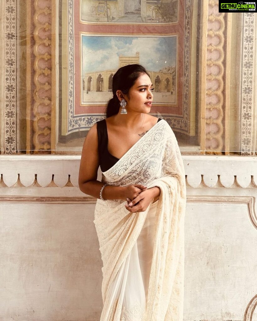 Rebecca Santhosh Instagram - Jaipur series ✨ . . . Saree : Amma’s wardrobe 😋 The Patrika Gate