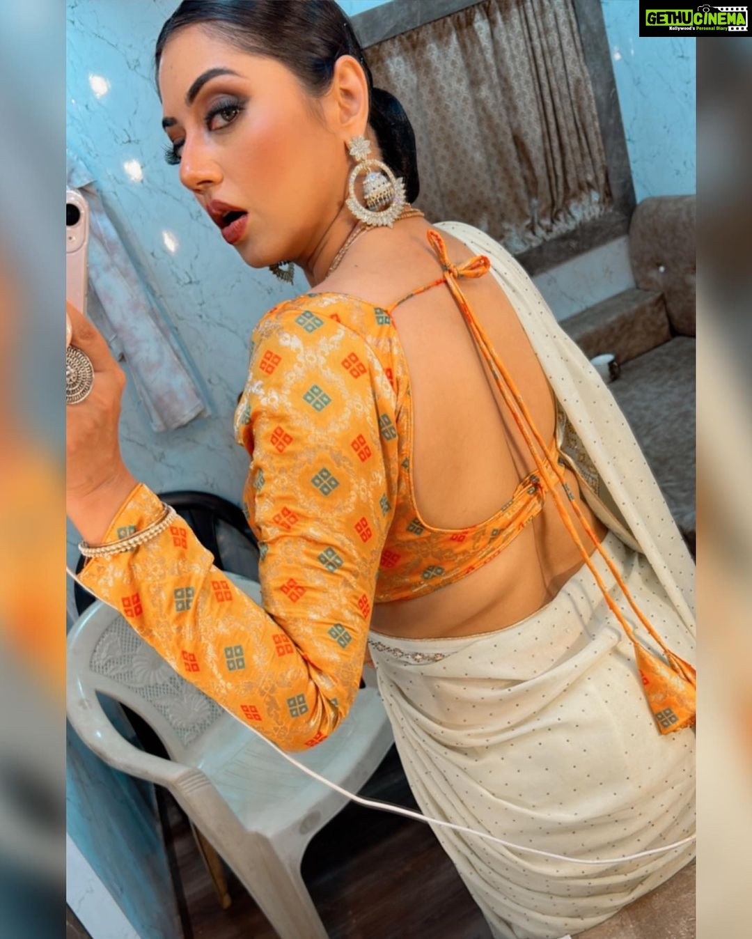 Reema Vohra Instagram - She is who she is.Moody.Sarcastic.Focused.Exclusive.But magical as f**k @rinkuworah . . . . . . . . . . . . . . . . . . . . . . . . . . . . . . . . . . . . . #ootd #fyp #sareelove #sareeposes #dubai #uae #muscat #muscatoman #emirates #bahrain #londonindians #kuwait #viralpost #thursdaypost #blouse #singaporelife #backless #backlesssaree #indianwomen #mallu #dubaimodel #lips #smoothskin #hands #rednails #sareequeen #sari #nri #nriindians #canadaindians . . . . . . . . . . . . . . . . . . . . . . . . . . . . . . . . . . . . .
