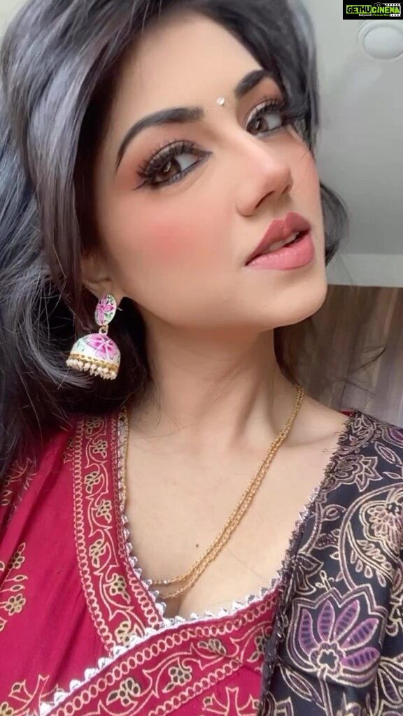 Reema Vohra Instagram - Mujhe chaand ke bahaane dekh lo😉❤ . . . . . . . . . . . . . . . . . . . . . . . . . . . . . . . . . . . . . . #fyp #trendingreels #reemaworah #tujhechaandkebahanedekhun #tujhechandkebahanedekhun #indiansong #indiansongs #monday #goddess #queen #eyes #bigeyes #beautifulface #southactress #expressive #expressiveeyes #explorepage #reelsinstagram #reelitfeelit #reelkarofeelkaro #réel #usa🇺🇸 #uk #birmingham #canada #muscat #dubailife #oman #indianwomen #longneck . . . . . . . . . . . . . . . . . . . . . . . . . . . . . . . . . . . . . .