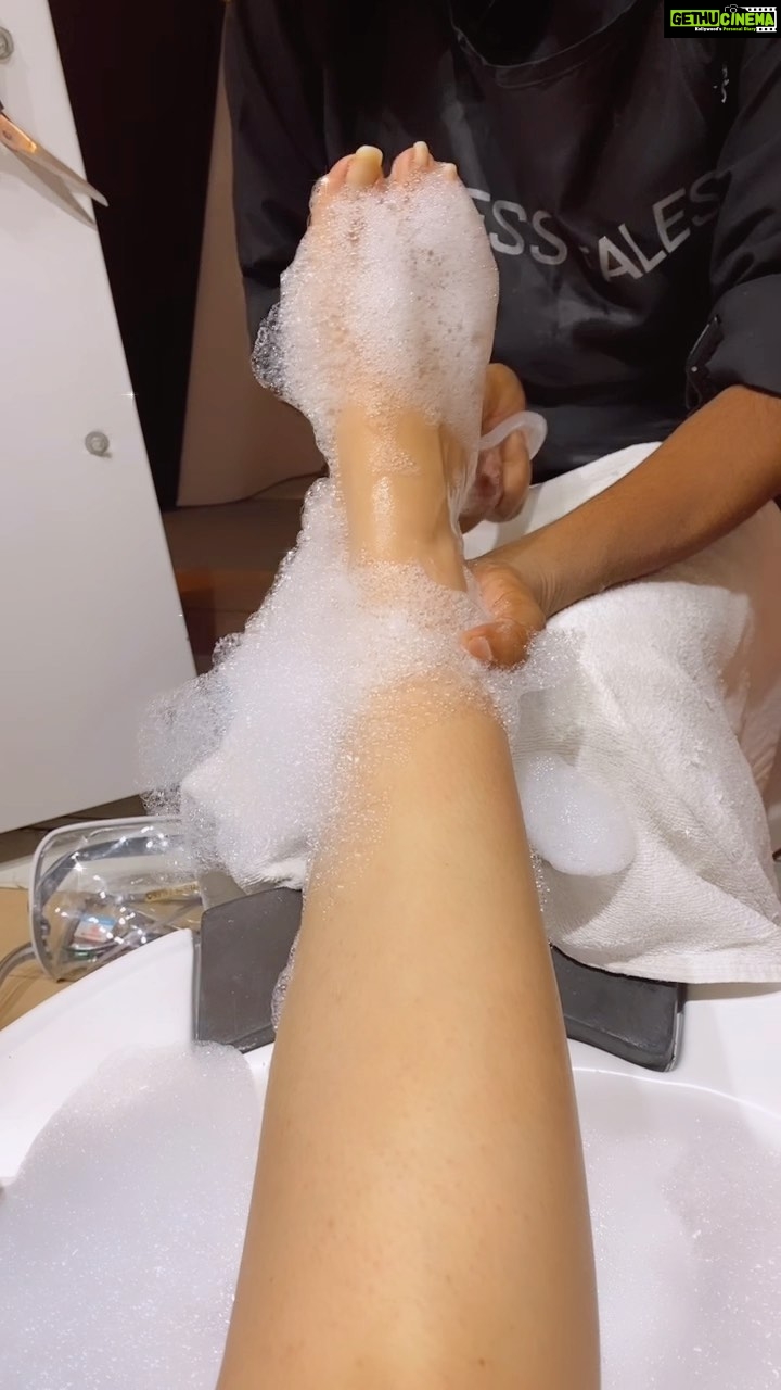 Reema Vohra Instagram - Spoil yourself today 😉Spaday @tresstales 💕💕💕 @rinkuworah . . . . . . . . . . . . . . . . . . . . . . . . . . . . . . . . . . . . . . #trendingreels #trending #trendingnow #pedicure #manicure #queen #pedimani #footmassage #footmassages #footnail #bluenails #bluenailpolish #tiredfeet #beautifulfeetofig #perfectnails #perfectpedicure #cleanfeet #spaday #sunday #sundayfunday #manicure #naturalfeet #naturalnails #perfectarch #cute #nailsofinstagram #nailstagram #nailaddict #pedicures #pédicure #pedicurespa . . . . . . . . . . . . . . . . . . . . . . . . . . . . . . . . . . . . .