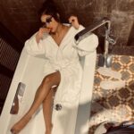 Reema Vohra Instagram - BE LIKE A DRUG LET THEM DIE FOR YOU!!🔥 @rinkuworah . . . . . . . . . . . . . . . . . . . . . . . . . . . . . . . . . . . . . . #fyp #queen ##bathrobe #fivestarhotel #jwmarriott #hilton #tajhotels #tajhotelmumbai #thepose #theposefeet #bathtub #bathtubfun #indianmodel #dubaï #muscatlife #muscatoman #emirates #bahrain #singapore #mallu #dubaimallu #legsfordays #tonedlegs #longlegs #longlegsgirl #footnail #footcare #footlove #bathroomselfie . . . . . . . . . . . . . . . . . . . . . . . . . . . . . . . . . . . . .
