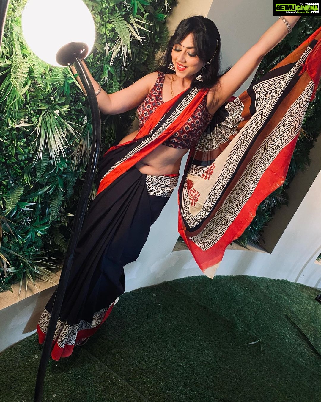 Reema Vohra Instagram - HE WAS HER DARK FAIRYTALE,SHE WAS HIS TWISTED FANTASY AND TOGETHER THEY MADE MAGIC π«π«π«π« @rinkuworah . . . . . . . . . . . . . . . . . . . . . . . . . . . . . . . . . . . . . . #fyp #viralpost #viralpic #lowwaistsaree #marathimulgi #keralite #singaporean #bengaluru #singaporeindians #armpit #nabhi #thoppul #thoppulrani #mallugram #dubaimallu #uaemallu #muscatoman #bahrain #quwait #dubaihighlife #dubainight #indianwomen #curvy #lipbite #redlips #hips #navelqueen #seductive #usindians #indiancommunity . . . . . . . . . . . . . . . . . . . . . . . . . . . . . . . . . . . . . .