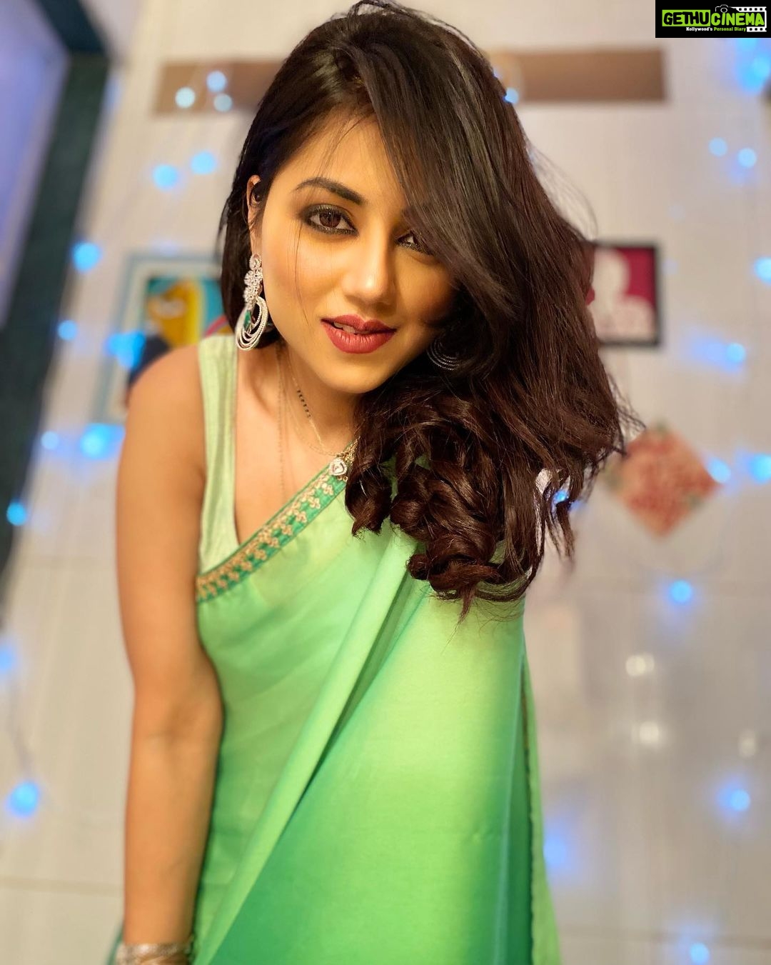 Reema Vohra Instagram - 💚A sky full of stars✨and he was staring at her💚 @rinkuworah . . . . . . . . . . . . . . . . . . . . . . . . . . . . . . . . . . . . . . #fyp #💚 #seductive #kuwaitcity #indian #greensaree #satin #satinsilk #satindress #lips #eyes #beautiful #beautifuleyes #hot #hotactress #dubai #muscat #muscatoman #miami #losangeles #dubaimallu #usaindians #kuwait #canadaindians #mallugram #mallugramers #chennai #bengaluru #uae #bahrain . . . . . . . . . . . . . . . . . . . . . . . . . . . . . . . . . . . . . .