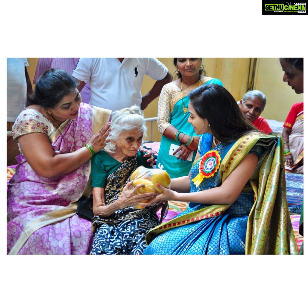 Reshma Rathore Instagram - Spent some time to interact with the old age people who are living alone without anyone to come and talk or spend time with them. I saw some old ladies crying and they said that their son’s ignoring the love had removed them from the house, I spoke to all of them and helped them to arise courage to live & I will never forget this day in my entire life. Hats off to magistrate #AnithaReddy garu and the other organisers who took part for good cause to help #Oldage people through #LordOldage home in #Bheemaram #Hanamkonda #ShoppingforPoor