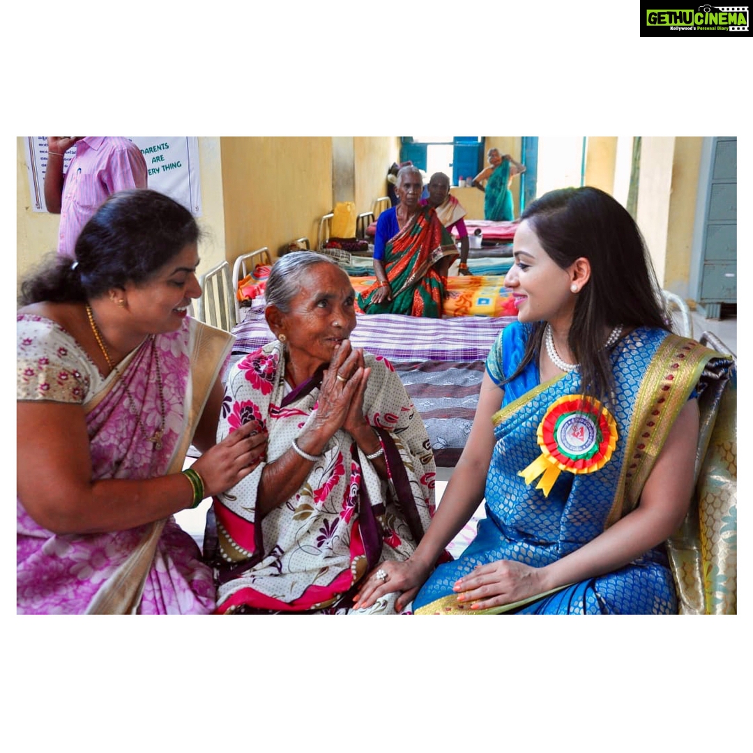 Reshma Rathore Instagram - Spent some time to interact with the old age people who are living alone without anyone to come and talk or spend time with them. I saw some old ladies crying and they said that their son’s ignoring the love had removed them from the house, I spoke to all of them and helped them to arise courage to live & I will never forget this day in my entire life. Hats off to magistrate #AnithaReddy garu and the other organisers who took part for good cause to help #Oldage people through #LordOldage home in #Bheemaram #Hanamkonda #ShoppingforPoor