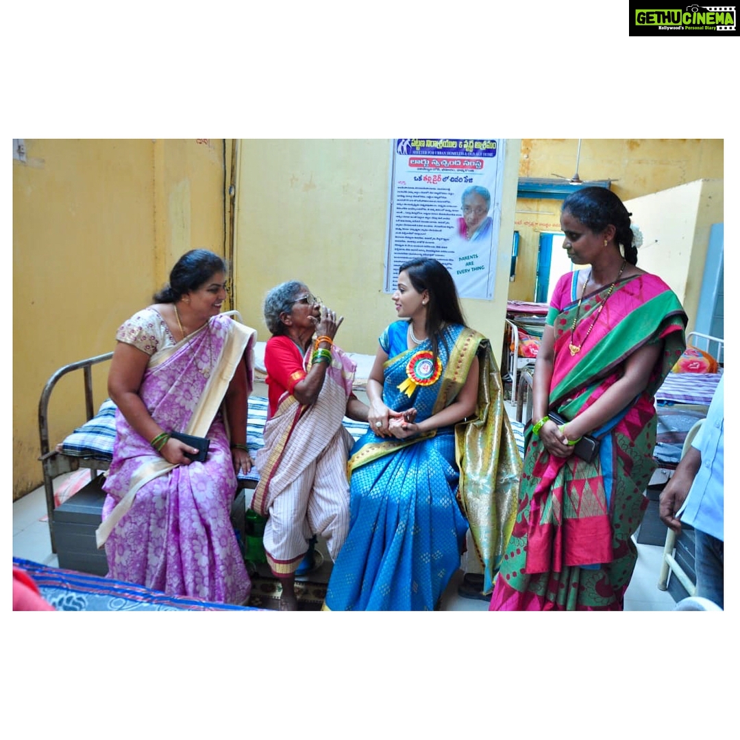 Reshma Rathore Instagram - Spent some time to interact with the old age people who are living alone without anyone to come and talk or spend time with them. I saw some old ladies crying and they said that their son’s ignoring the love had removed them from the house, I spoke to all of them and helped them to arise courage to live & I will never forget this day in my entire life. Hats off to magistrate #AnithaReddy garu and the other organisers who took part for good cause to help #Oldage people through #LordOldage home in #Bheemaram #Hanamkonda #ShoppingforPoor