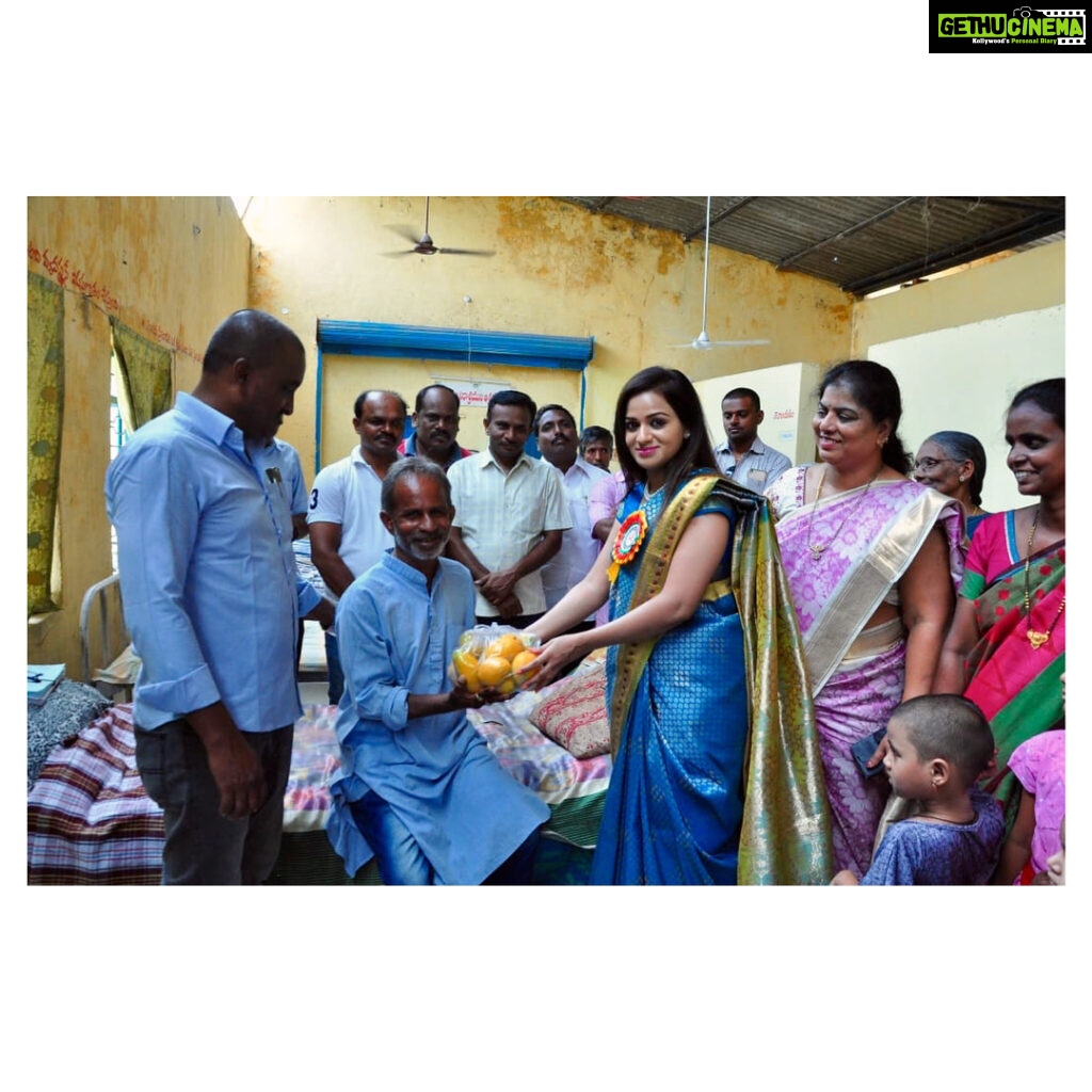 Reshma Rathore Instagram - Spent some time to interact with the old age people who are living alone without anyone to come and talk or spend time with them. I saw some old ladies crying and they said that their son’s ignoring the love had removed them from the house, I spoke to all of them and helped them to arise courage to live & I will never forget this day in my entire life. Hats off to magistrate #AnithaReddy garu and the other organisers who took part for good cause to help #Oldage people through #LordOldage home in #Bheemaram #Hanamkonda #ShoppingforPoor