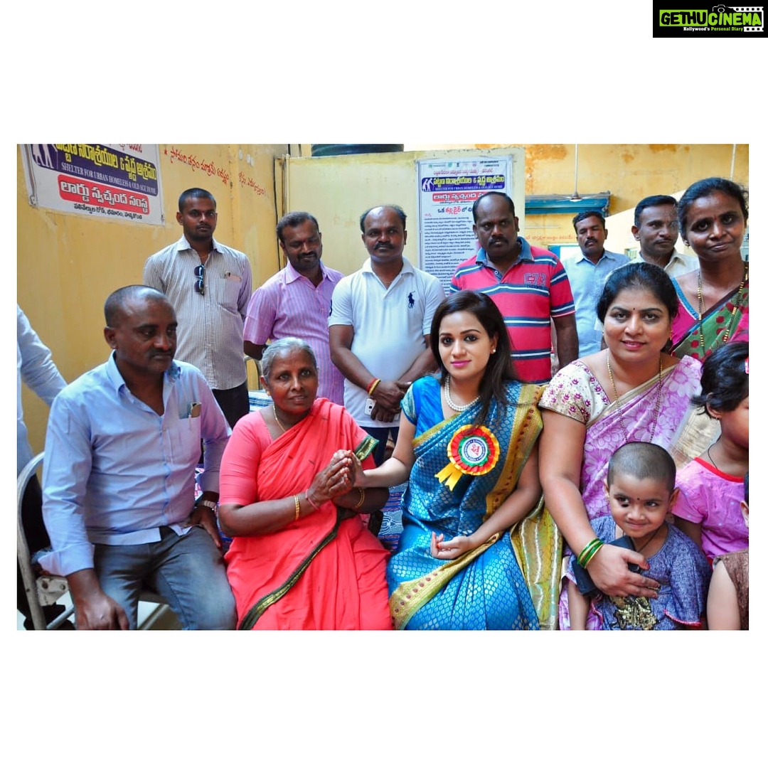 Reshma Rathore Instagram - Spent some time to interact with the old age people who are living alone without anyone to come and talk or spend time with them. I saw some old ladies crying and they said that their son’s ignoring the love had removed them from the house, I spoke to all of them and helped them to arise courage to live & I will never forget this day in my entire life. Hats off to magistrate #AnithaReddy garu and the other organisers who took part for good cause to help #Oldage people through #LordOldage home in #Bheemaram #Hanamkonda #ShoppingforPoor