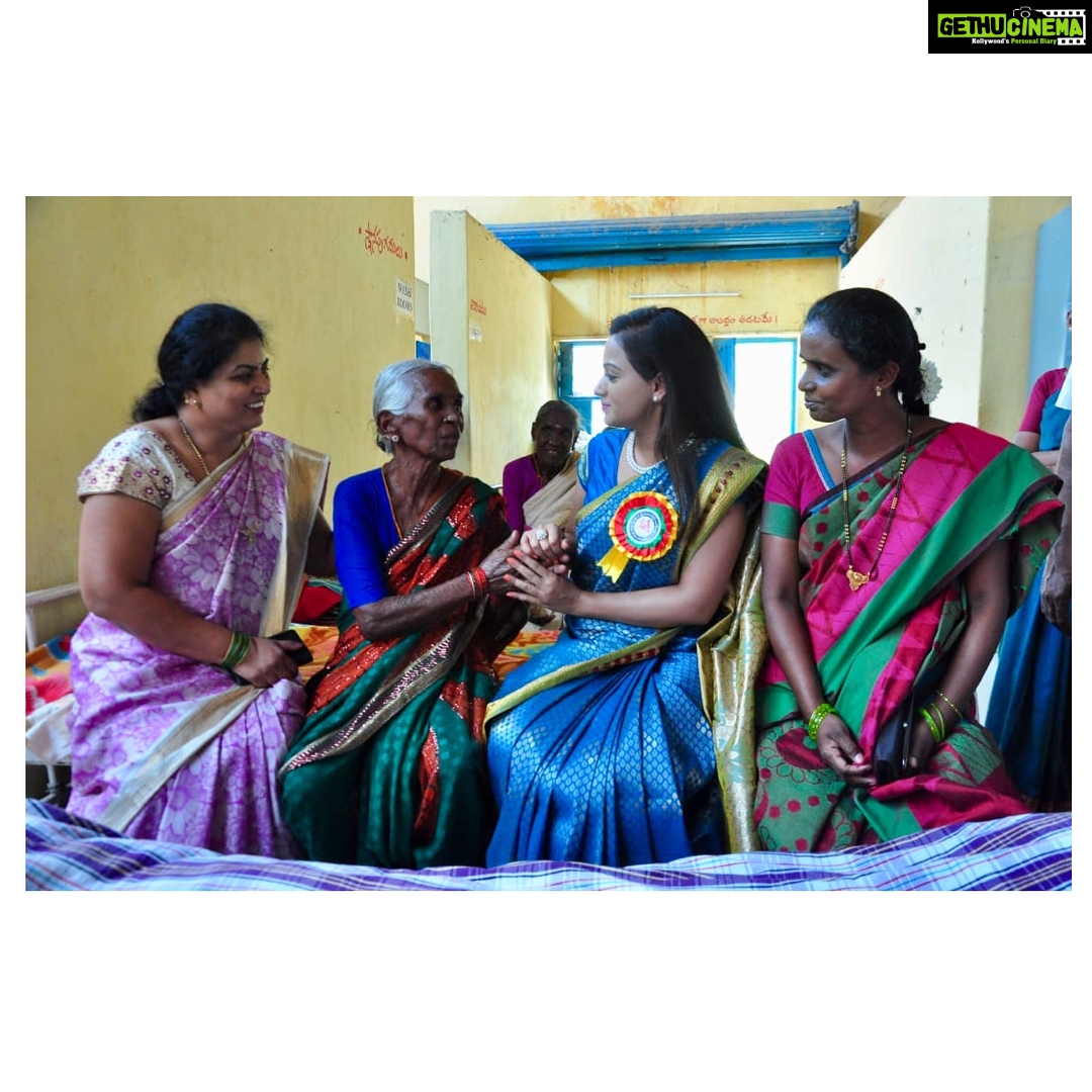 Reshma Rathore Instagram - Spent some time to interact with the old age people who are living alone without anyone to come and talk or spend time with them. I saw some old ladies crying and they said that their son’s ignoring the love had removed them from the house, I spoke to all of them and helped them to arise courage to live & I will never forget this day in my entire life. Hats off to magistrate #AnithaReddy garu and the other organisers who took part for good cause to help #Oldage people through #LordOldage home in #Bheemaram #Hanamkonda #ShoppingforPoor