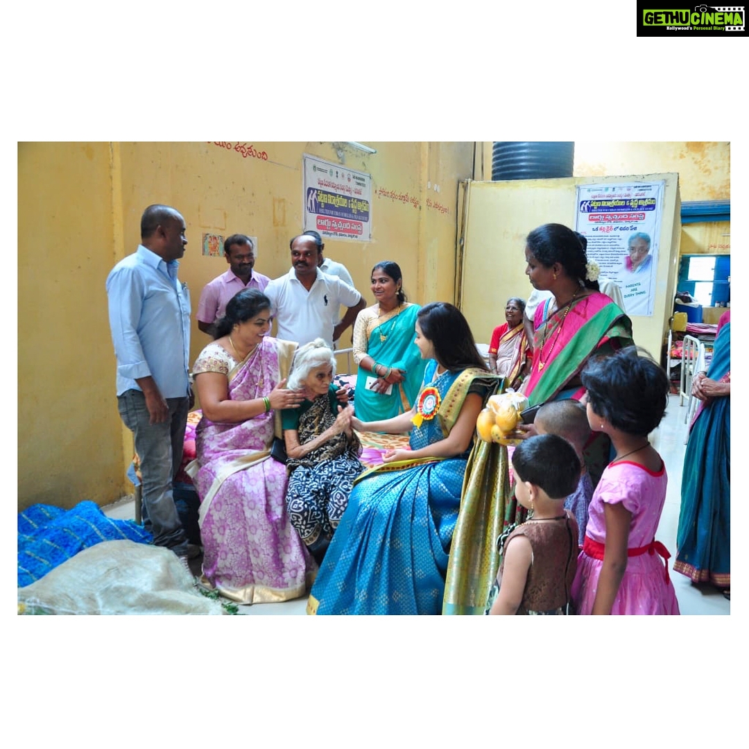 Reshma Rathore Instagram - Spent some time to interact with the old age people who are living alone without anyone to come and talk or spend time with them. I saw some old ladies crying and they said that their son’s ignoring the love had removed them from the house, I spoke to all of them and helped them to arise courage to live & I will never forget this day in my entire life. Hats off to magistrate #AnithaReddy garu and the other organisers who took part for good cause to help #Oldage people through #LordOldage home in #Bheemaram #Hanamkonda #ShoppingforPoor