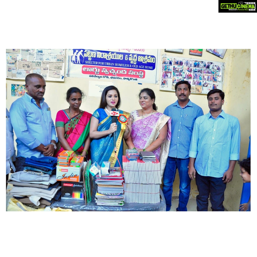 Reshma Rathore Instagram - Spent some time to interact with the old age people who are living alone without anyone to come and talk or spend time with them. I saw some old ladies crying and they said that their son’s ignoring the love had removed them from the house, I spoke to all of them and helped them to arise courage to live & I will never forget this day in my entire life. Hats off to magistrate #AnithaReddy garu and the other organisers who took part for good cause to help #Oldage people through #LordOldage home in #Bheemaram #Hanamkonda #ShoppingforPoor
