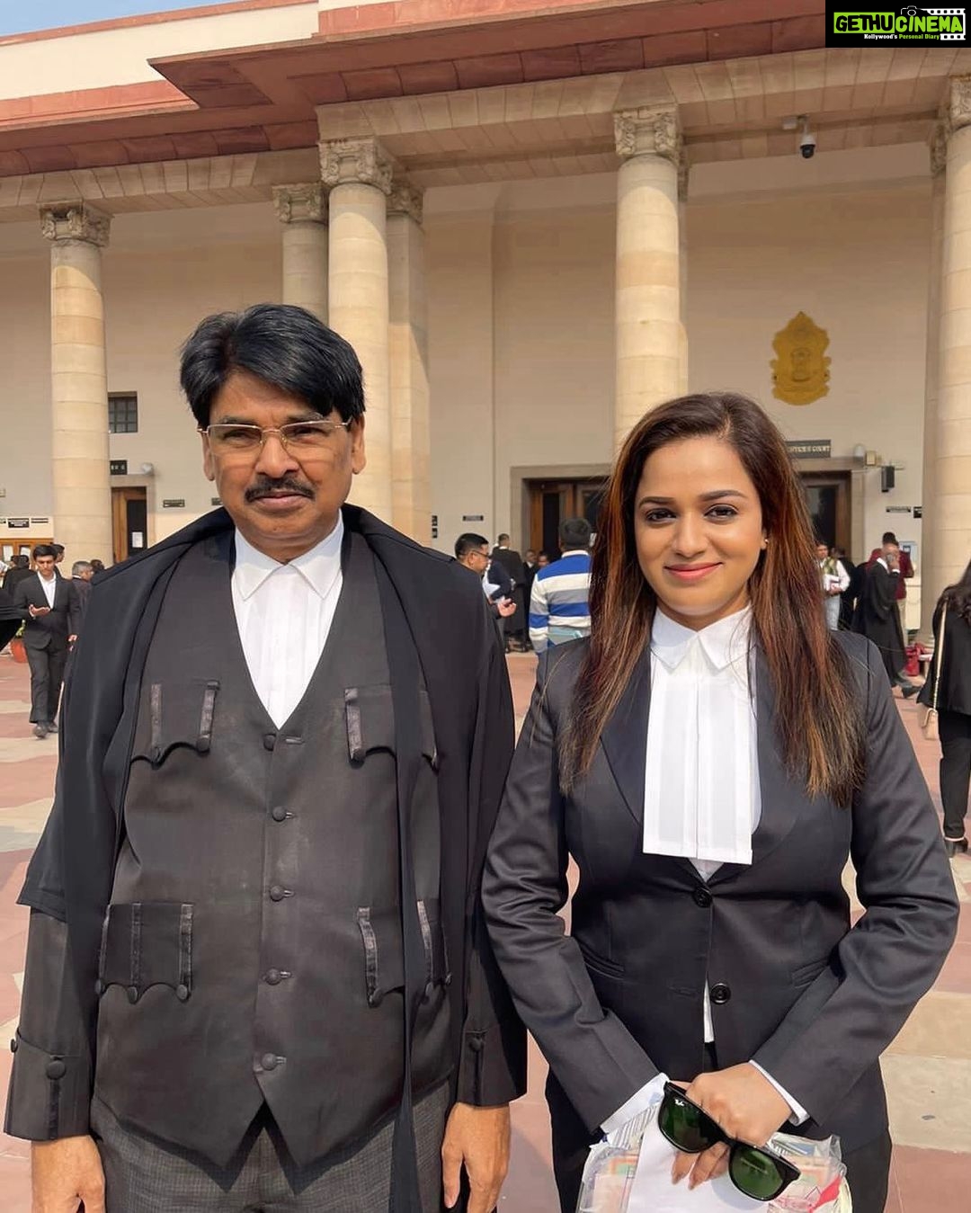 Reshma Rathore Instagram - It was a very pleasure to meet honourable chairman of @barcouncilofindia Shri manankumarmishra01 ji at @supremecourtofindiaofficialpg #reshmarathore #supremecourtlawyer #Supremecourtofindia #NewDelhi Supreme Court of India, New Delhi, 110001