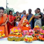 Reshma Rathore Instagram – తెలంగాణ ఆత్మ గౌరవానికి ప్రతీక, సాంస్కృతిక వైభవానికి చిహ్నమైన ఈ బతుకమ్మ ఉత్సవాలు సందర్భంగా మీ ఇంట్లో ఎల్లవేళలా సుఖ సంతోషాలు వెల్లి విరియాలని అమ్మవారిని ప్రార్థిస్తూ మీకు మీ కుటుంబసభ్యులకు బతుకమ్మ ఉత్సవాలు శుభాకాంక్షలు.
Happy #Bathukamma2021 and #Navarathri celebrations.
#FloralFestival #Telangana
#reshmarathore #teluguheroine #supremecourtlawyer