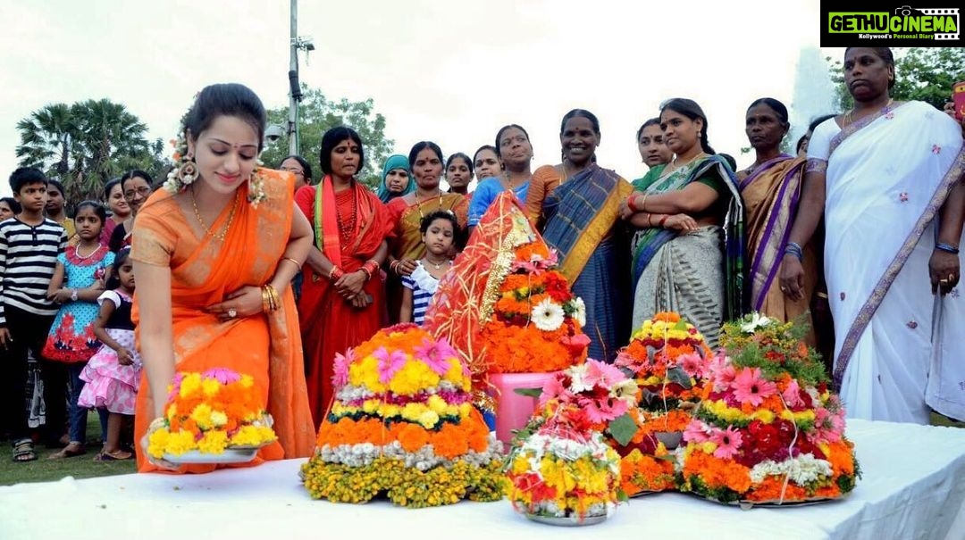 Reshma Rathore Instagram - తెలంగాణ ఆత్మ గౌరవానికి ప్రతీక, సాంస్కృతిక వైభవానికి చిహ్నమైన ఈ బతుకమ్మ ఉత్సవాలు సందర్భంగా మీ ఇంట్లో ఎల్లవేళలా సుఖ సంతోషాలు వెల్లి విరియాలని అమ్మవారిని ప్రార్థిస్తూ మీకు మీ కుటుంబసభ్యులకు బతుకమ్మ ఉత్సవాలు శుభాకాంక్షలు. Happy #Bathukamma2021 and #Navarathri celebrations. #FloralFestival #Telangana #reshmarathore #teluguheroine #supremecourtlawyer
