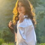 Rhea Chakraborty Instagram - Nouveau départ ! #rhenew Makeup : @makeupbyrishabk Hair : @kimberlyychu Styling : @theanisha (assisted by @bhavnaaaaa.r @xrishikax ) Jewellery : @blingthingstore Managed by : @funchita 📸: @dopsahil