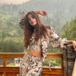 Rhea Chakraborty Instagram - PERSPECTIVE SHIFT ☁️… #rhenew Makeup : @makeupbyrishabk Hair : @kimberlyychu Styling : @theanisha ( asst. @bhavnaaaaa.r ) Outfit : @mellowdrama_official