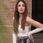 Rhea Chakraborty Instagram - Thrive Squad 🤍🖤 #rhenew #thrivesquad @mtvroadies @mtvindia Styling : @theanisha Asstd by : @bhavnaaaaa.r @xrishikax Pants : @_huemn Body suit : @beeglee Jewellery: @blingthingstore Makeup and 📸: @makeupbyrishabk Hair : @kimberlyychu Managed by : @funchita