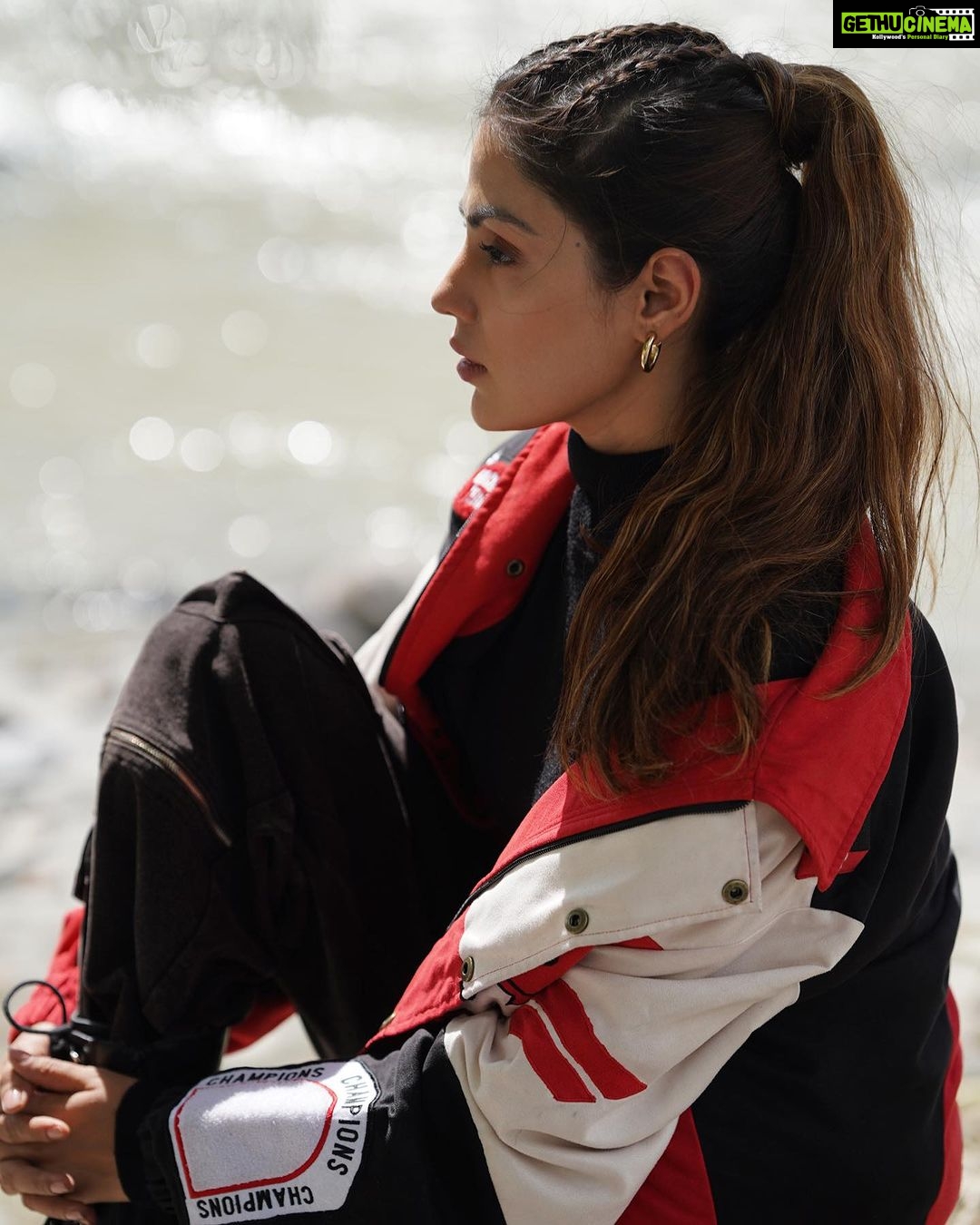 Rhea Chakraborty Instagram - "What if I fall? Oh, but my darling, what if you fly?" #rhenew โ๏ธ Styling: @theanisha ( assisted by @bhavnaaaaa.r @xrishikax ) Makeup and ๐ธ : @makeupbyrishabk Hair : @kimberlyychu Managed : @funchita