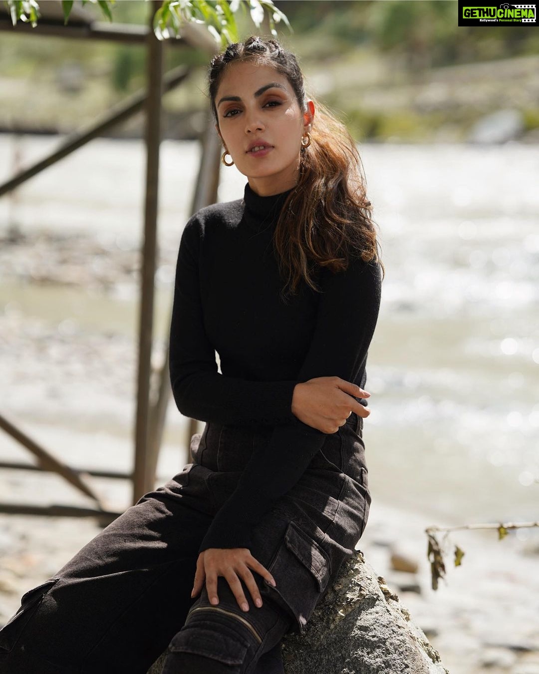 Rhea Chakraborty Instagram - "What if I fall? Oh, but my darling, what if you fly?" #rhenew โ๏ธ Styling: @theanisha ( assisted by @bhavnaaaaa.r @xrishikax ) Makeup and ๐ธ : @makeupbyrishabk Hair : @kimberlyychu Managed : @funchita