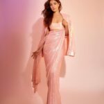 Rhea Chakraborty Instagram – Desi Barbie 🌸

#barbiecore #rhenew 

Loved celebrating 18 years of @manishmalhotraworld in the stunning saree by @manishmalhotra05 🫶🏼

Styled by : @theanisha 
Assisted by : @maitriidesaii 
Saree: @manishmalhotra05 
Jewellery:  @anmoljewellers dipr
Makeup: @lifeofmimo_ @miimoglam 
Hair: @kesha_makeupnhair 
📸 : @kaasastudio