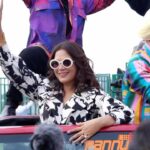 Richa Chadha Instagram - Full fun and masti while meeting students who very patiently stood in the heat…with my Fukrey boys! Second time driving a Thar @jeep , the first time was at the music launch of Fukrey in 2017!!! Is it our lucky charm ? Are you excited for the release of Fukrey3? Join us in the theatres on the 28th of September! देजा-चू की कसम ये वाली भी है awesome! . . . . . . . #Fukrey3 #RichaChadha #promotions #LaterGram #AbYehiSabAayega #keepreadinghehe