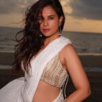 Richa Chadha Instagram - हमको मालूम है अपने ग़ज़ब की क़ीमत, इसी लिए कभी-कभी ढाते हैं! Just feelin’ it… very few days to go for the release of Fukr3y, the most commercial, successful of the films I have been in! पेट में तितलियाँ🦋Not easy, being an outsider and making your way to people’s hearts on your own terms … this is as true for me as it is for all my co-stars @pankajtripathi @pulkitsamrat @oyemanjot @fukravarun @alifazal9 ! Love you all to pieces 🫶🏽❣️🌸Let there be love, let there be magic, let there be light🤌🏽.// On the beach… in my head, I was singing to @iamsrk … मेरे होठों के ग़ुलाब माँग ले 🎶🎵Made Ali drive me to Mannat at midnight after we watched Jawan, which I LOVED! Don’t believe it? Maine video liya hai… will share soon❣️🫀 Felt like Chandni in this white sari by @chameeandpalak , HMU by @harryrajput64 @glazoschool , camera @denyrajput @boomstastudio , styled by favourites @anishagandhi3 @rochelledsa 🫀#SRKsupremacy #SarinotSari #GivingYouABreakFromPromotionsToo #hashtagreadermuch 🤣