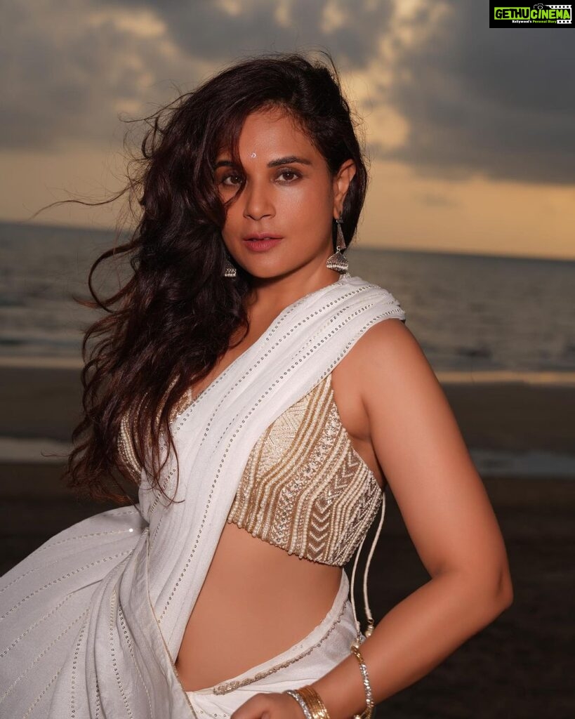 Richa Chadha Instagram - हमको मालूम है अपने ग़ज़ब की क़ीमत, इसी लिए कभी-कभी ढाते हैं! Just feelin’ it… very few days to go for the release of Fukr3y, the most commercial, successful of the films I have been in! पेट में तितलियाँ🦋Not easy, being an outsider and making your way to people’s hearts on your own terms … this is as true for me as it is for all my co-stars @pankajtripathi @pulkitsamrat @oyemanjot @fukravarun @alifazal9 ! Love you all to pieces 🫶🏽❣🌸Let there be love, let there be magic, let there be light🤌🏽.// On the beach… in my head, I was singing to @iamsrk … मेरे होठों के ग़ुलाब माँग ले 🎶🎵Made Ali drive me to Mannat at midnight after we watched Jawan, which I LOVED! Don’t believe it? Maine video liya hai… will share soon❣🫀 Felt like Chandni in this white sari by @chameeandpalak , HMU by @harryrajput64 @glazoschool , camera @denyrajput @boomstastudio , styled by favourites @anishagandhi3 @rochelledsa 🫀#SRKsupremacy #SarinotSari #GivingYouABreakFromPromotionsToo #hashtagreadermuch 🤣