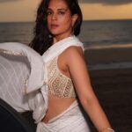 Richa Chadha Instagram - हमको मालूम है अपने ग़ज़ब की क़ीमत, इसी लिए कभी-कभी ढाते हैं! Just feelin’ it… very few days to go for the release of Fukr3y, the most commercial, successful of the films I have been in! पेट में तितलियाँ🦋Not easy, being an outsider and making your way to people’s hearts on your own terms … this is as true for me as it is for all my co-stars @pankajtripathi @pulkitsamrat @oyemanjot @fukravarun @alifazal9 ! Love you all to pieces 🫶🏽❣️🌸Let there be love, let there be magic, let there be light🤌🏽.// On the beach… in my head, I was singing to @iamsrk … मेरे होठों के ग़ुलाब माँग ले 🎶🎵Made Ali drive me to Mannat at midnight after we watched Jawan, which I LOVED! Don’t believe it? Maine video liya hai… will share soon❣️🫀 Felt like Chandni in this white sari by @chameeandpalak , HMU by @harryrajput64 @glazoschool , camera @denyrajput @boomstastudio , styled by favourites @anishagandhi3 @rochelledsa 🫀#SRKsupremacy #SarinotSari #GivingYouABreakFromPromotionsToo #hashtagreadermuch 🤣
