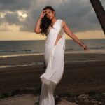 Richa Chadha Instagram - हमको मालूम है अपने ग़ज़ब की क़ीमत, इसी लिए कभी-कभी ढाते हैं! Just feelin’ it… very few days to go for the release of Fukr3y, the most commercial, successful of the films I have been in! पेट में तितलियाँ🦋Not easy, being an outsider and making your way to people’s hearts on your own terms … this is as true for me as it is for all my co-stars @pankajtripathi @pulkitsamrat @oyemanjot @fukravarun @alifazal9 ! Love you all to pieces 🫶🏽❣️🌸Let there be love, let there be magic, let there be light🤌🏽.// On the beach… in my head, I was singing to @iamsrk … मेरे होठों के ग़ुलाब माँग ले 🎶🎵Made Ali drive me to Mannat at midnight after we watched Jawan, which I LOVED! Don’t believe it? Maine video liya hai… will share soon❣️🫀 Felt like Chandni in this white sari by @chameeandpalak , HMU by @harryrajput64 @glazoschool , camera @denyrajput @boomstastudio , styled by favourites @anishagandhi3 @rochelledsa 🫀#SRKsupremacy #SarinotSari #GivingYouABreakFromPromotionsToo #hashtagreadermuch 🤣