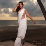 Richa Chadha Instagram - हमको मालूम है अपने ग़ज़ब की क़ीमत, इसी लिए कभी-कभी ढाते हैं! Just feelin’ it… very few days to go for the release of Fukr3y, the most commercial, successful of the films I have been in! पेट में तितलियाँ🦋Not easy, being an outsider and making your way to people’s hearts on your own terms … this is as true for me as it is for all my co-stars @pankajtripathi @pulkitsamrat @oyemanjot @fukravarun @alifazal9 ! Love you all to pieces 🫶🏽❣️🌸Let there be love, let there be magic, let there be light🤌🏽.// On the beach… in my head, I was singing to @iamsrk … मेरे होठों के ग़ुलाब माँग ले 🎶🎵Made Ali drive me to Mannat at midnight after we watched Jawan, which I LOVED! Don’t believe it? Maine video liya hai… will share soon❣️🫀 Felt like Chandni in this white sari by @chameeandpalak , HMU by @harryrajput64 @glazoschool , camera @denyrajput @boomstastudio , styled by favourites @anishagandhi3 @rochelledsa 🫀#SRKsupremacy #SarinotSari #GivingYouABreakFromPromotionsToo #hashtagreadermuch 🤣