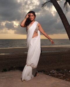 Richa Chadha Instagram - हमको मालूम है अपने ग़ज़ब की क़ीमत, इसी लिए कभी-कभी ढाते हैं! 
Just feelin’ it… very few days to go for the release of Fukr3y, the most commercial, successful of the films I have been in! पेट में तितलियाँ🦋Not easy, being an outsider and making your way to people’s hearts on your own terms … this is as true for me as it is for all my co-stars @pankajtripathi @pulkitsamrat @oyemanjot @fukravarun @alifazal9 ! Love you all to pieces 🫶🏽❣️🌸Let there be love, let there be magic, let there be light🤌🏽.// On the beach… in my head, I was singing to @iamsrk … मेरे होठों के ग़ुलाब माँग ले 🎶🎵Made Ali drive me to Mannat at midnight after we watched Jawan, which I LOVED! Don’t believe it? Maine video liya hai… will share soon❣️🫀
Felt like Chandni in this white sari by @chameeandpalak , HMU by @harryrajput64 @glazoschool , camera @denyrajput @boomstastudio , styled by favourites @anishagandhi3 @rochelledsa 🫀#SRKsupremacy #SarinotSari #GivingYouABreakFromPromotionsToo #hashtagreadermuch 🤣
