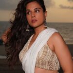 Richa Chadha Instagram - हमको मालूम है अपने ग़ज़ब की क़ीमत, इसी लिए कभी-कभी ढाते हैं! Just feelin’ it… very few days to go for the release of Fukr3y, the most commercial, successful of the films I have been in! पेट में तितलियाँ🦋Not easy, being an outsider and making your way to people’s hearts on your own terms … this is as true for me as it is for all my co-stars @pankajtripathi @pulkitsamrat @oyemanjot @fukravarun @alifazal9 ! Love you all to pieces 🫶🏽❣️🌸Let there be love, let there be magic, let there be light🤌🏽.// On the beach… in my head, I was singing to @iamsrk … मेरे होठों के ग़ुलाब माँग ले 🎶🎵Made Ali drive me to Mannat at midnight after we watched Jawan, which I LOVED! Don’t believe it? Maine video liya hai… will share soon❣️🫀 Felt like Chandni in this white sari by @chameeandpalak , HMU by @harryrajput64 @glazoschool , camera @denyrajput @boomstastudio , styled by favourites @anishagandhi3 @rochelledsa 🫀#SRKsupremacy #SarinotSari #GivingYouABreakFromPromotionsToo #hashtagreadermuch 🤣