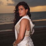 Richa Chadha Instagram - हमको मालूम है अपने ग़ज़ब की क़ीमत, इसी लिए कभी-कभी ढाते हैं! Just feelin’ it… very few days to go for the release of Fukr3y, the most commercial, successful of the films I have been in! पेट में तितलियाँ🦋Not easy, being an outsider and making your way to people’s hearts on your own terms … this is as true for me as it is for all my co-stars @pankajtripathi @pulkitsamrat @oyemanjot @fukravarun @alifazal9 ! Love you all to pieces 🫶🏽❣️🌸Let there be love, let there be magic, let there be light🤌🏽.// On the beach… in my head, I was singing to @iamsrk … मेरे होठों के ग़ुलाब माँग ले 🎶🎵Made Ali drive me to Mannat at midnight after we watched Jawan, which I LOVED! Don’t believe it? Maine video liya hai… will share soon❣️🫀 Felt like Chandni in this white sari by @chameeandpalak , HMU by @harryrajput64 @glazoschool , camera @denyrajput @boomstastudio , styled by favourites @anishagandhi3 @rochelledsa 🫀#SRKsupremacy #SarinotSari #GivingYouABreakFromPromotionsToo #hashtagreadermuch 🤣
