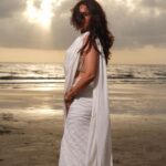 Richa Chadha Instagram - हमको मालूम है अपने ग़ज़ब की क़ीमत, इसी लिए कभी-कभी ढाते हैं! Just feelin’ it… very few days to go for the release of Fukr3y, the most commercial, successful of the films I have been in! पेट में तितलियाँ🦋Not easy, being an outsider and making your way to people’s hearts on your own terms … this is as true for me as it is for all my co-stars @pankajtripathi @pulkitsamrat @oyemanjot @fukravarun @alifazal9 ! Love you all to pieces 🫶🏽❣️🌸Let there be love, let there be magic, let there be light🤌🏽.// On the beach… in my head, I was singing to @iamsrk … मेरे होठों के ग़ुलाब माँग ले 🎶🎵Made Ali drive me to Mannat at midnight after we watched Jawan, which I LOVED! Don’t believe it? Maine video liya hai… will share soon❣️🫀 Felt like Chandni in this white sari by @chameeandpalak , HMU by @harryrajput64 @glazoschool , camera @denyrajput @boomstastudio , styled by favourites @anishagandhi3 @rochelledsa 🫀#SRKsupremacy #SarinotSari #GivingYouABreakFromPromotionsToo #hashtagreadermuch 🤣