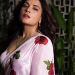 Richa Chadha Instagram - सारी not sorry! Good night everyone. अब तक फ़ोन पर क्या कर रहे हो? 👗@mohammed.mazhar.official Styled by @anishagandhi3 @rochellesdsa Assistant stylist- @lavinaajbani 💄 @shaylinayak Hair- @ashisbogi Assisted by- @vickyvandre 📸 @harshphotography11 . . . . #Sari #RichaChadha #Bollywood #RichaChadhaInSaree #whyareyoureadingmyhashtags