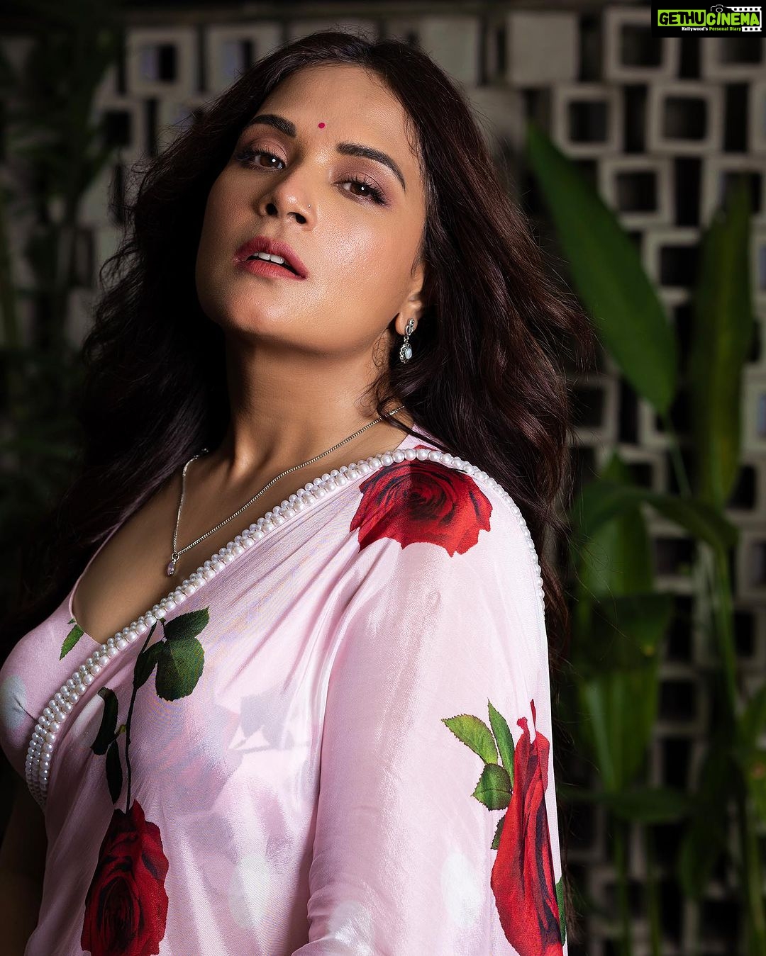 Richa Chadha Instagram - सारी not sorry! Good night everyone. अब तक फ़ोन पर क्या कर रहे हो? 👗@mohammed.mazhar.official Styled by @anishagandhi3 @rochellesdsa Assistant stylist- @lavinaajbani 💄 @shaylinayak Hair- @ashisbogi Assisted by- @vickyvandre 📸 @harshphotography11 . . . . #Sari #RichaChadha #Bollywood #RichaChadhaInSaree #whyareyoureadingmyhashtags