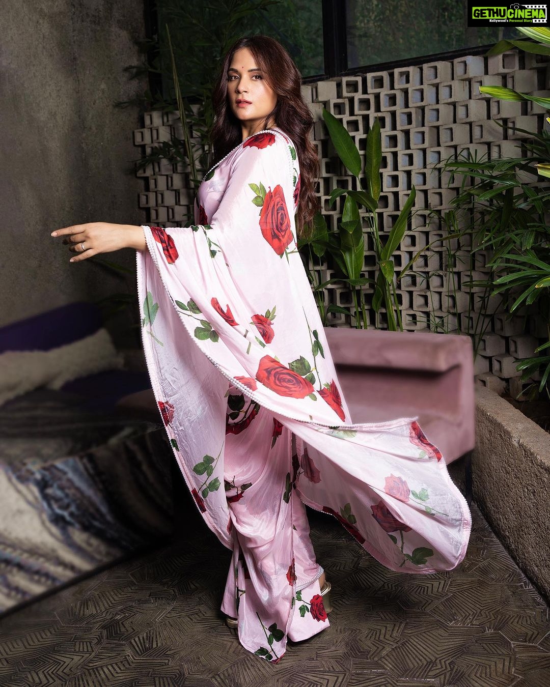 Richa Chadha Instagram - सारी not sorry! Good night everyone. अब तक फ़ोन पर क्या कर रहे हो? 👗@mohammed.mazhar.official Styled by @anishagandhi3 @rochellesdsa Assistant stylist- @lavinaajbani 💄 @shaylinayak Hair- @ashisbogi Assisted by- @vickyvandre 📸 @harshphotography11 . . . . #Sari #RichaChadha #Bollywood #RichaChadhaInSaree #whyareyoureadingmyhashtags
