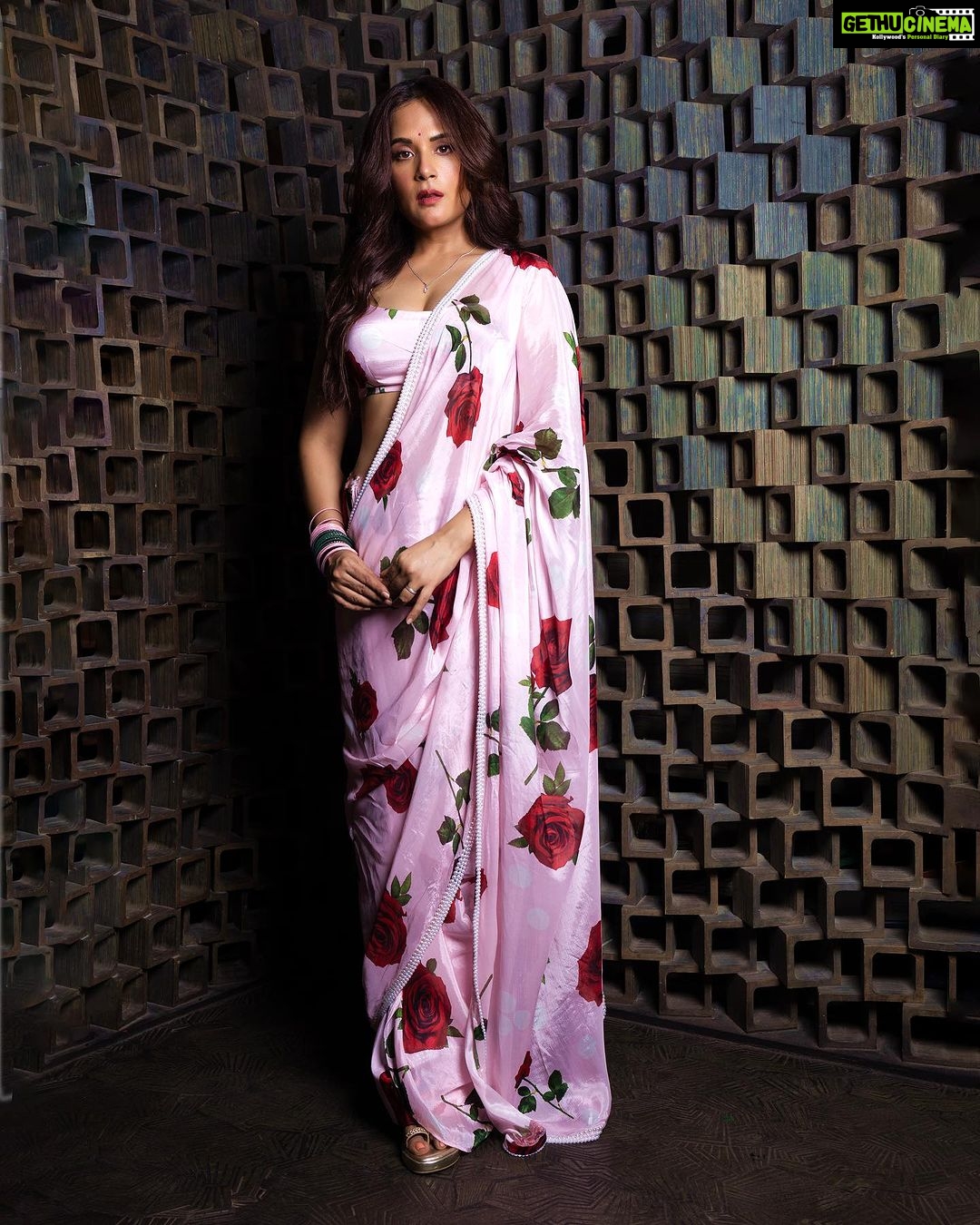 Richa Chadha Instagram - सारी not sorry! Good night everyone. अब तक फ़ोन पर क्या कर रहे हो? 👗@mohammed.mazhar.official Styled by @anishagandhi3 @rochellesdsa Assistant stylist- @lavinaajbani 💄 @shaylinayak Hair- @ashisbogi Assisted by- @vickyvandre 📸 @harshphotography11 . . . . #Sari #RichaChadha #Bollywood #RichaChadhaInSaree #whyareyoureadingmyhashtags