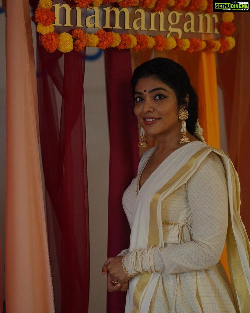 Rima Kallingal Instagram - Onamamangam 💜😍💃 Wearing @pranaahbypoornimaindrajith and these lovely jhumkas from @saltstudio . Thanks for my onakodi @poornimaindrajith and @diyaaa_john 😘😘 📸: @jaisonmadany