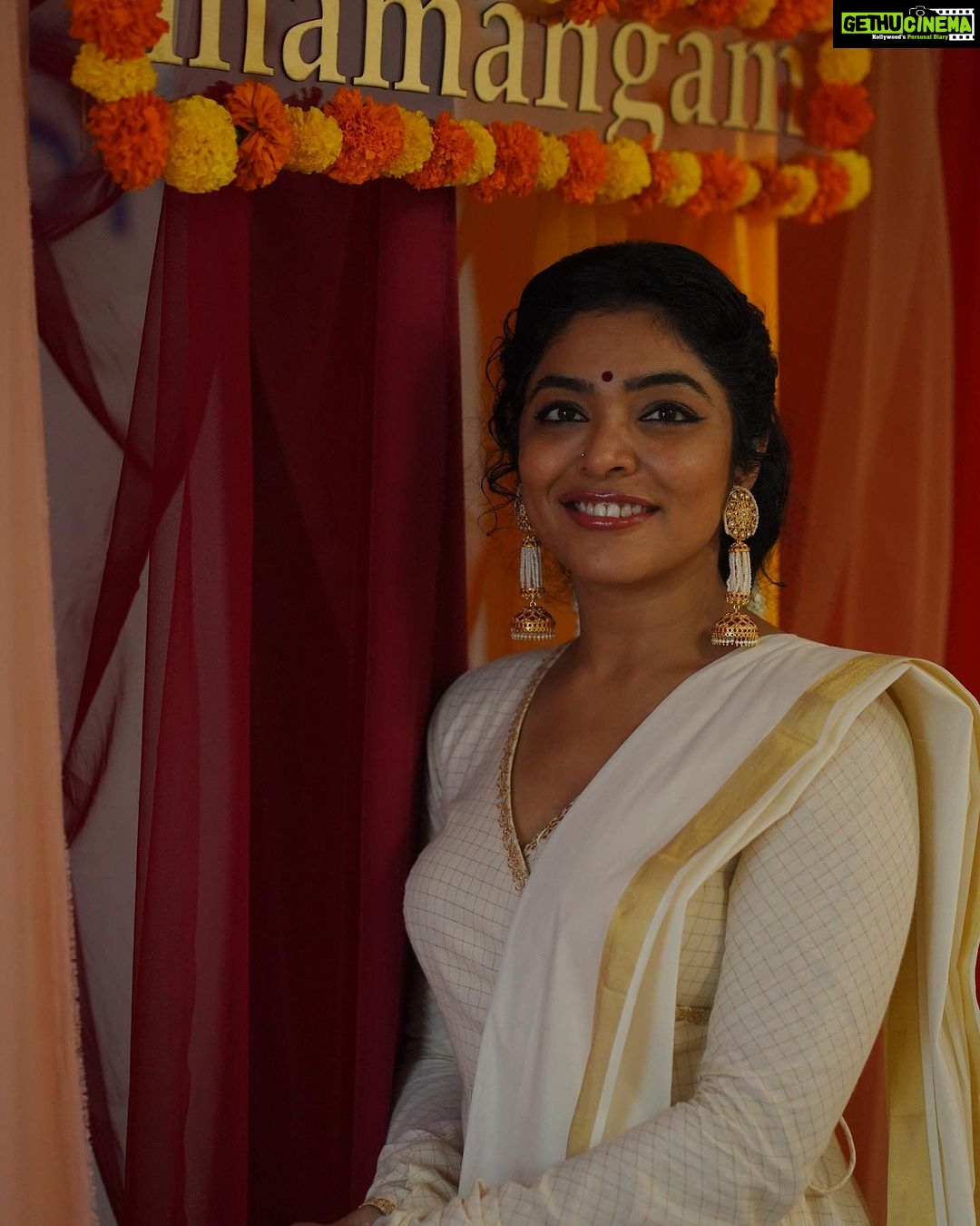 Rima Kallingal Instagram - Onamamangam 💜😍💃 Wearing @pranaahbypoornimaindrajith and these lovely jhumkas from @saltstudio . Thanks for my onakodi @poornimaindrajith and @diyaaa_john 😘😘 📸: @jaisonmadany